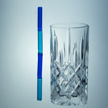 Lade das Bild in den Galerie-Viewer, Zweifarbiger Blauer Glastrinkhalm neben Longdrinkglas von PrettyStraw
