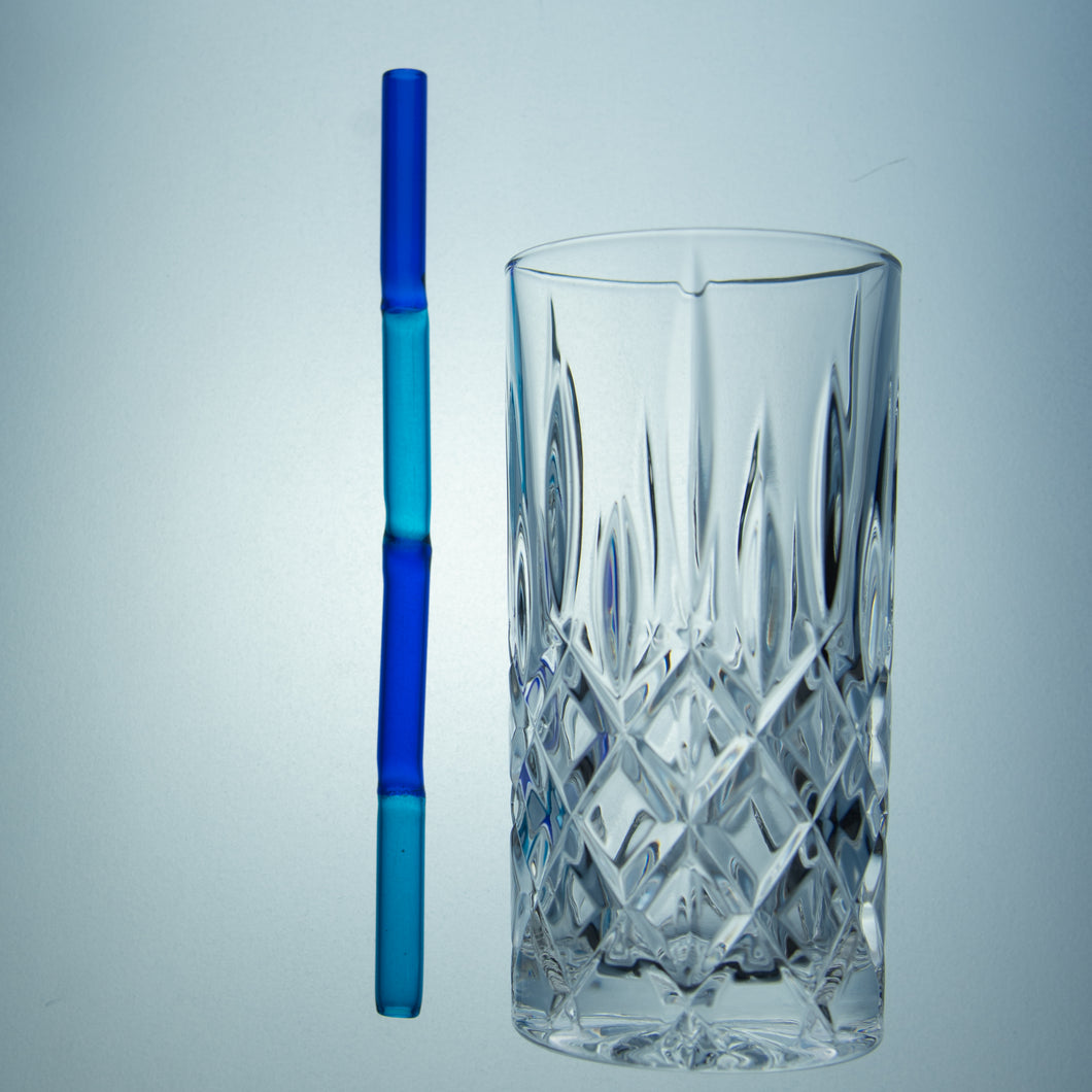 Zweifarbiger Blauer Glastrinkhalm neben Longdrinkglas von PrettyStraw